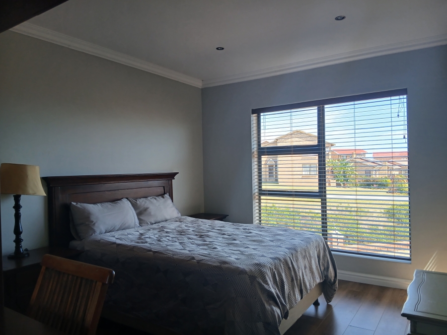 To Let 4 Bedroom Property for Rent in Wavecrest Eastern Cape